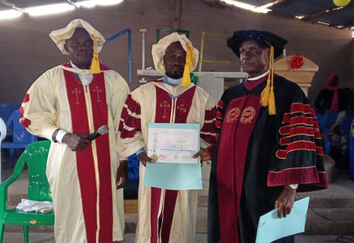 PARAKOU/MINISTÈRE INTERNATIONAL DU RASSEMBLEMENT DES ÉLUS DE DIEU : Révérend Apôtre Honoré Adagbe, désormais docteur Honoris Causa