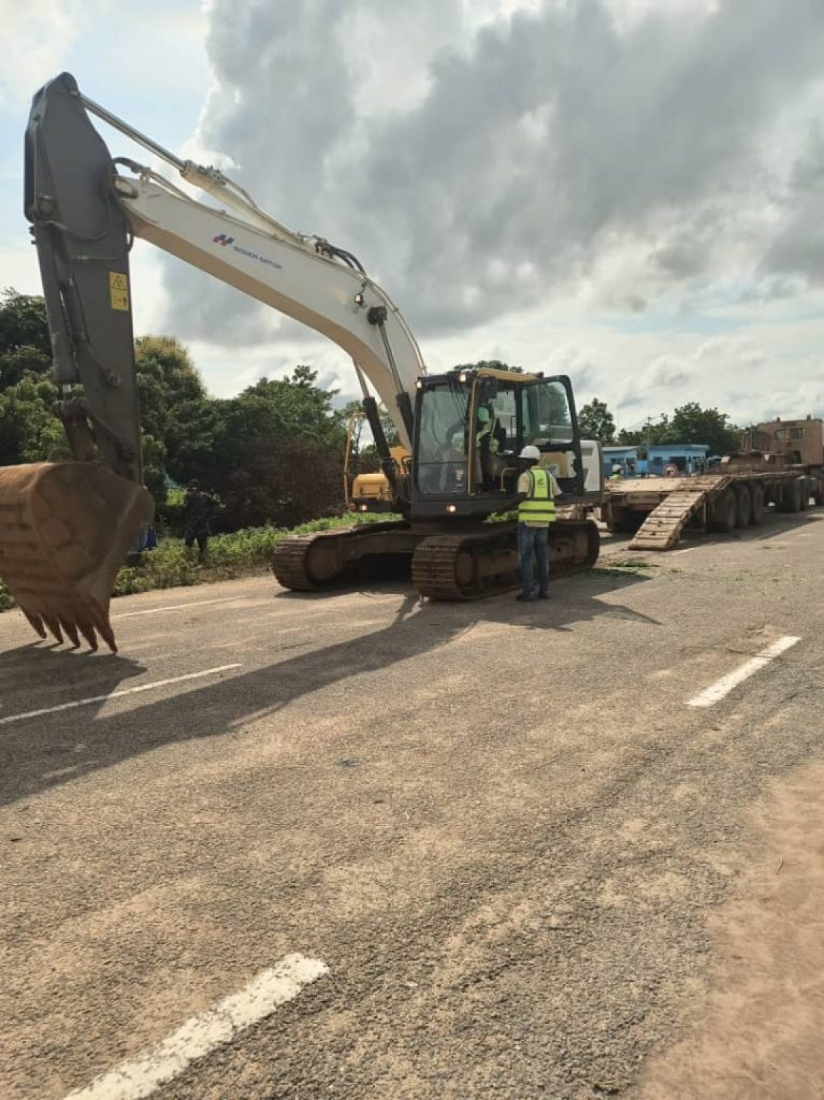 NIKKI/FRONTIÈRE BÉNINO-NIGÉRIANE : Grâce aux diligences de la mairie, le pont de Tchikandou cédé en construction . L’entreprise Sogea Satom à pied d’œuvre