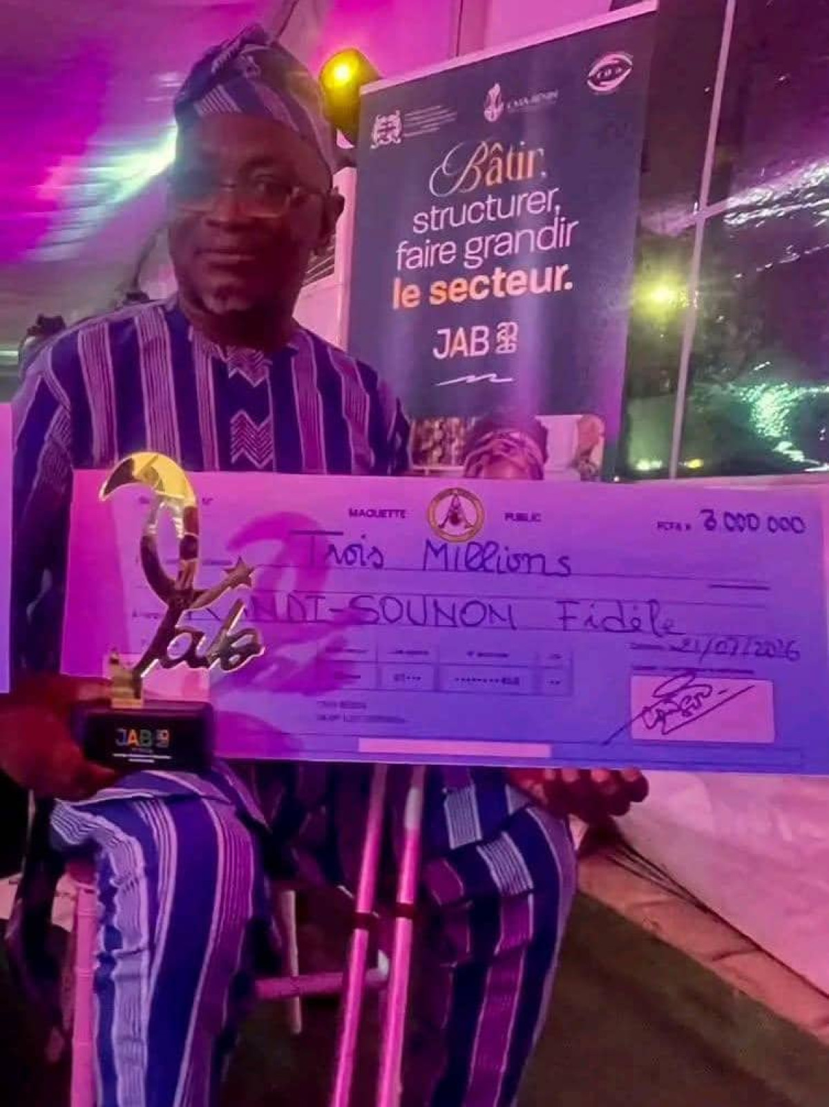 Distinction dans le cadre de la journée de l'artisanat béninois 2026: Fidèle Jacques Kandissounon, PDG de Yari Art, décroche le premier prix