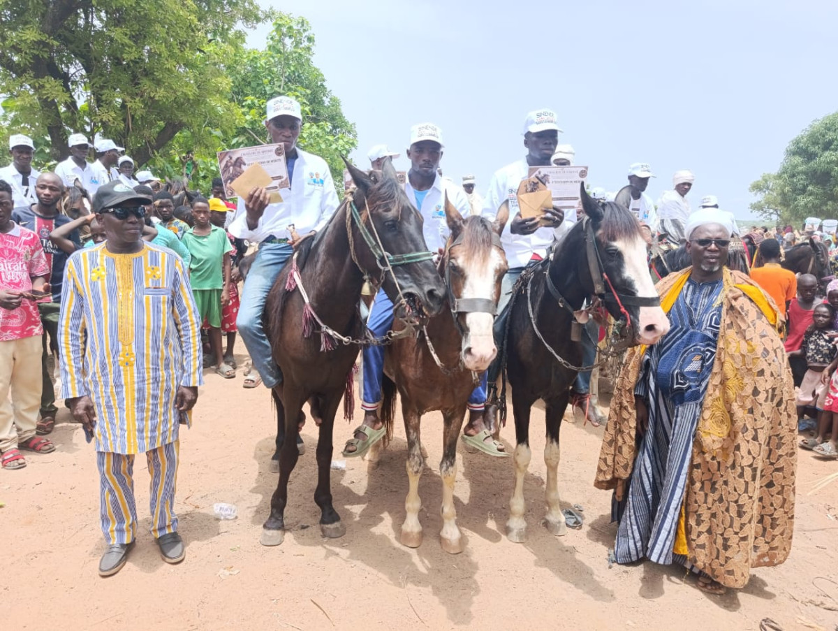 Sinendé/à travers une course hippique et la danse des chevaux :Sa Majesté Yawa Kina Touko Saari III offre à Romuald Wadagni un couronnement à cheval