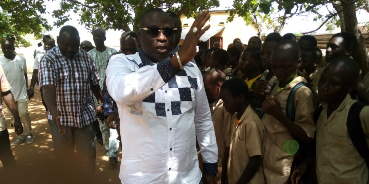ÉDUCATION À PARAKOU : L’He Gbadamassi fait don de tables-bancs au collège Okédama