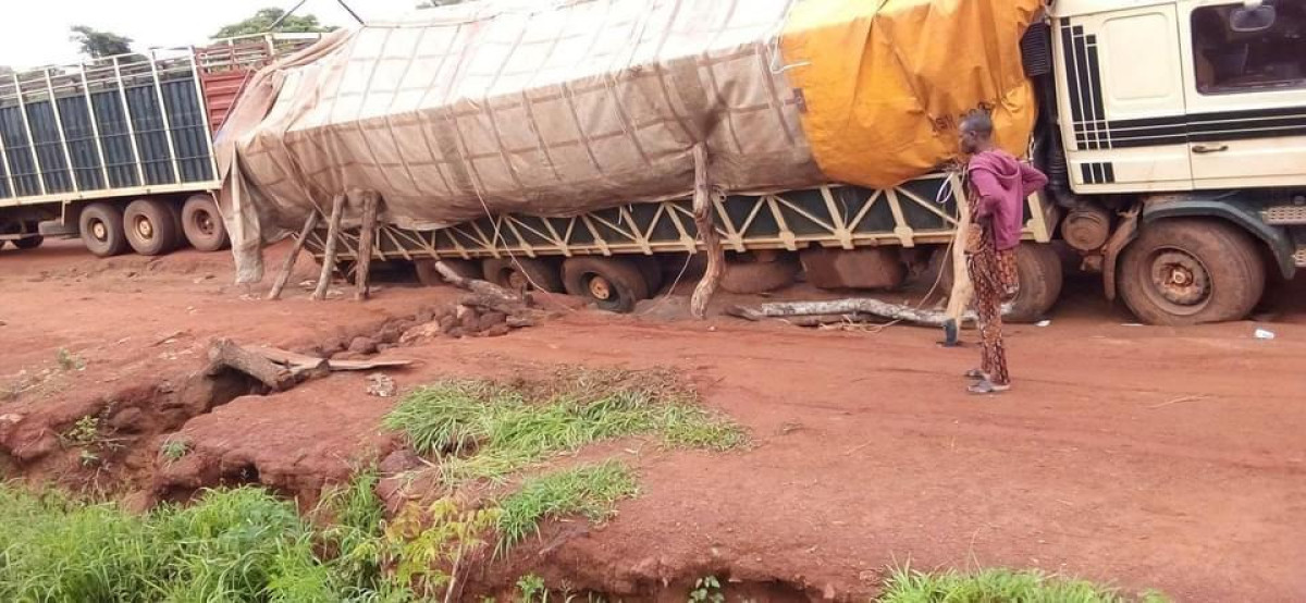 DÉGRADATION TRÈS AVANCÉE DES ROUTES DANS LE SEPTENTRION : C’est fini, les 2Kp désormais coupées du reste du Bénin . Jusqu’à quand le gouvernement restera-t-il insensible aux peines des populations ?