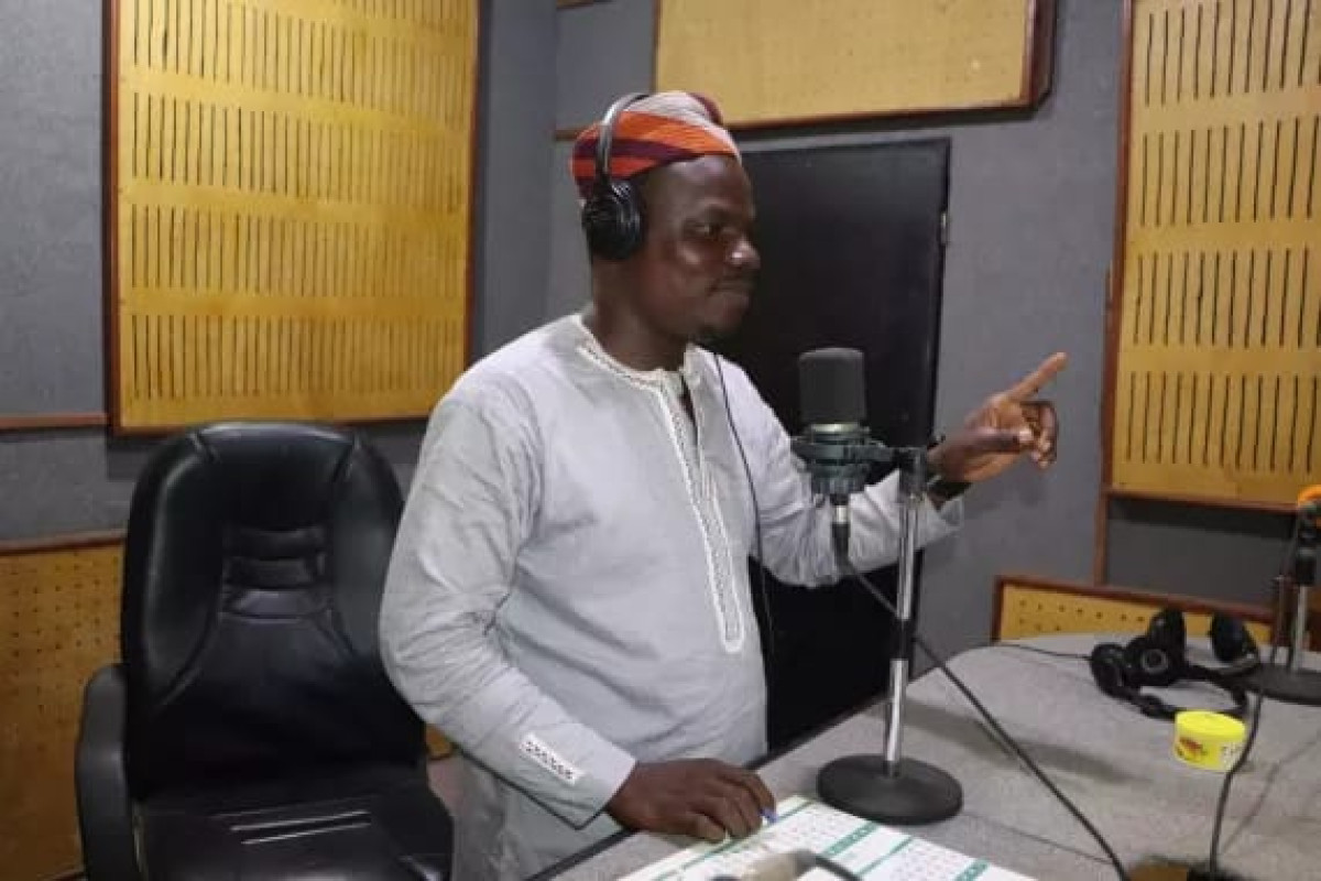 VACCINATION DES ENFANTS CONTRE LA POLIOMYÉLITE AU BÉNIN : Tchaourou Fm, championne dans la mobilisation communautaire . Le Directeur Polycarpe Hounsou, explique cet engagement