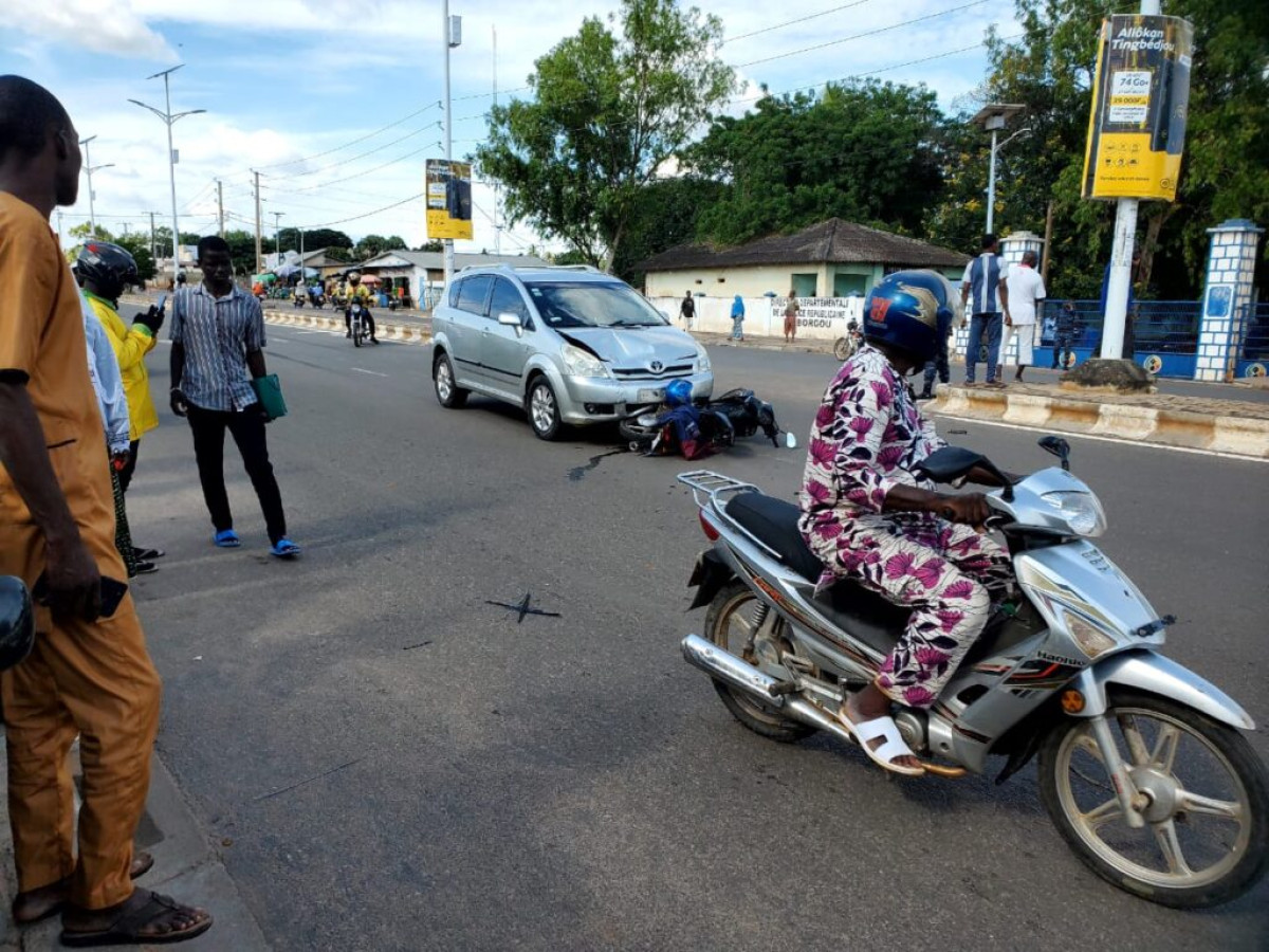 ACCIDENT DE LA ROUTE À PARAKOU : Une femme et son enfant violemment percutés par une voiture . Des blessés et des dégâts matériels enregistrés