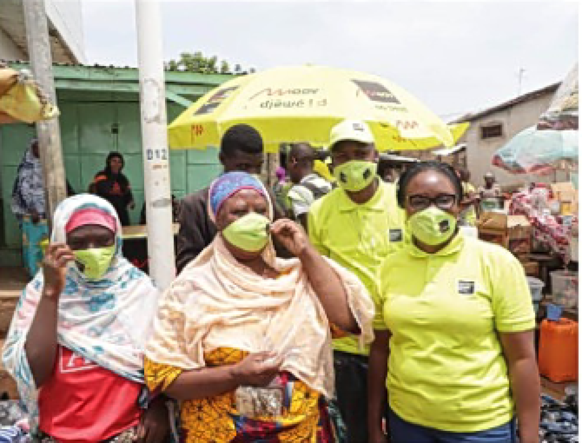 LUTTE CONTRE LE CORONAVIRUS DANS LES MARCHÉS DE DJOUGOU :  Moov Bénin à travers la Fondation Etisalat fait don de masques aux femmes vendeuses  . Des enfants vulnérables reçoivent également des kits scolaires