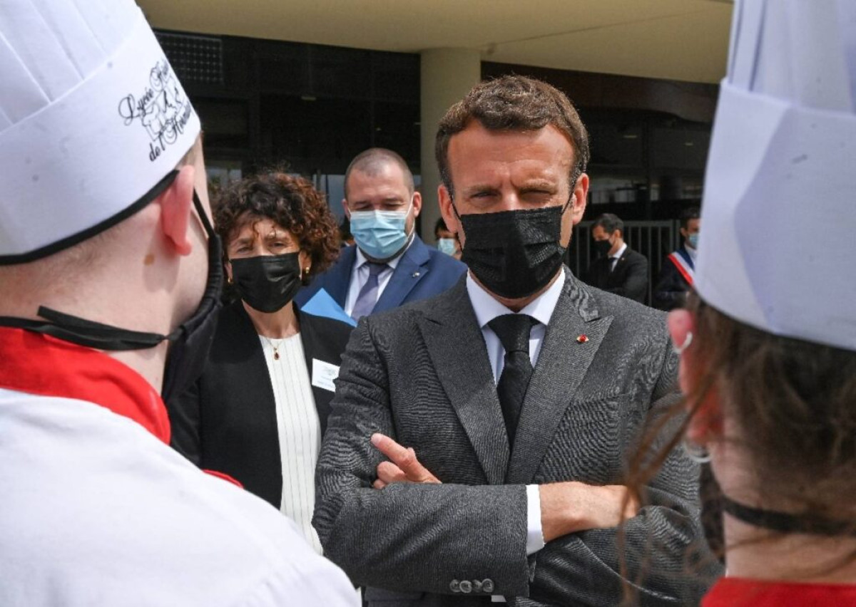 EMMANUEL MACRON GIFLÉ : Il qualifie l’acte de, « faits isolés d’individus ultraviolents »