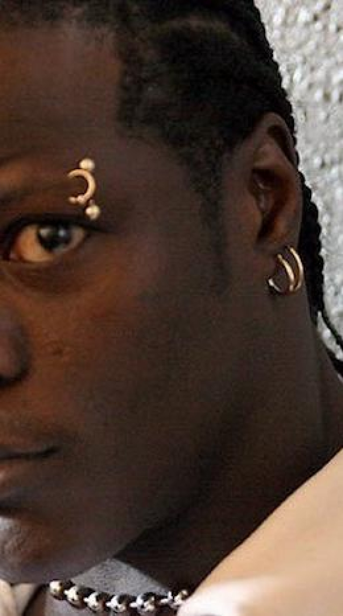 PORT DE BOUCLES D’OREILLES PAR CERTAINS GARCONS : Une mode qui frise de la voyoucratie au Bénin