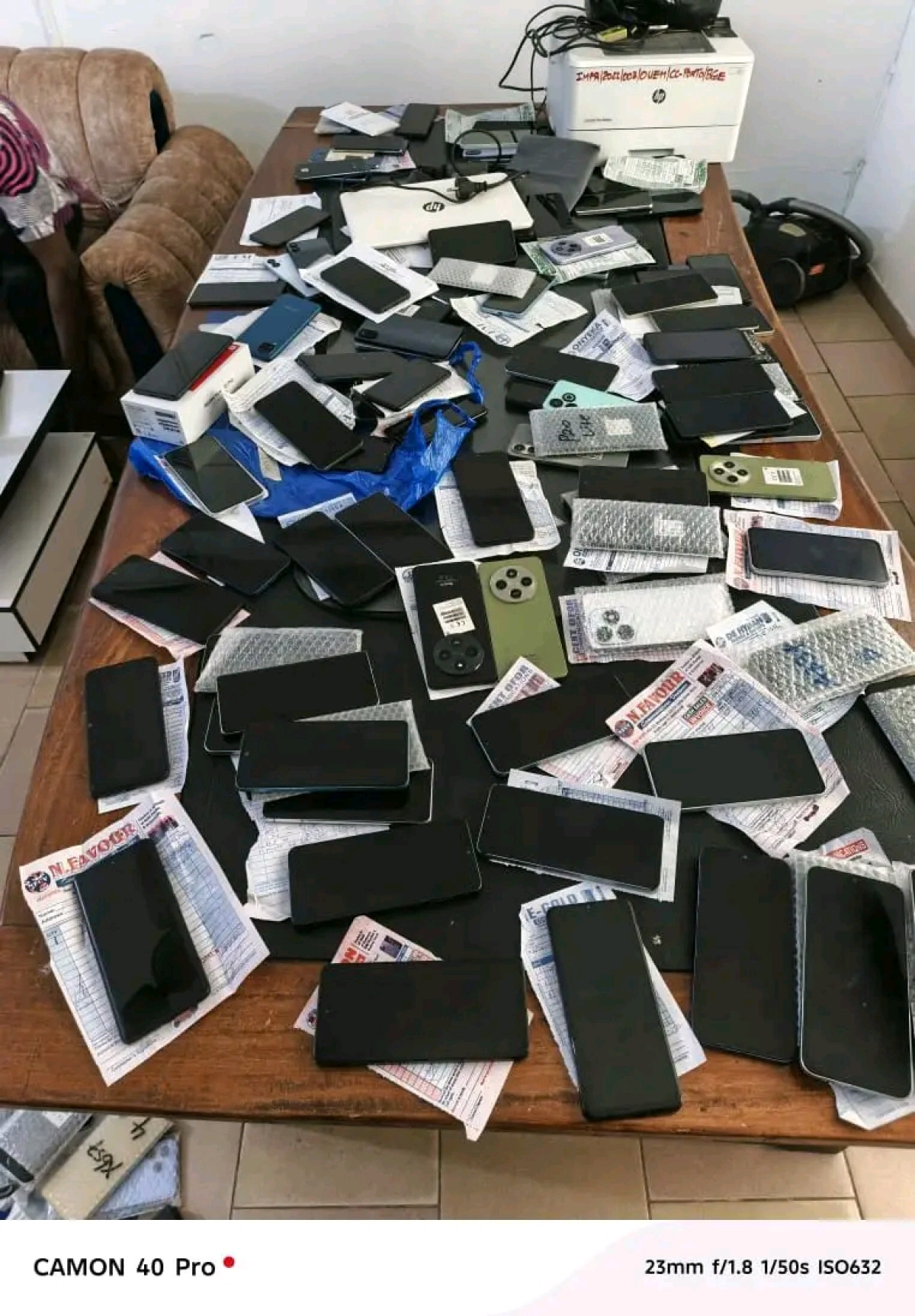 Coup de filet de la police républicaine à Porto-Novo: 25 personnes interpellées et 769 téléphones saisis au marché de Gbègo