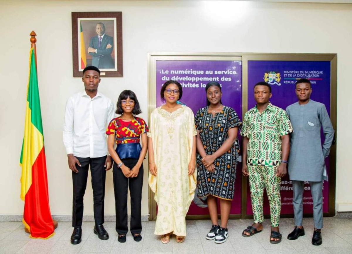 CONCOURS HACKATHON IA CHALLENGE MULTIMODAL ET MULTILINGUE DU BÉNIN : Aurélie Adam Soulé reçoit l’équipe gagnante « Imolè »