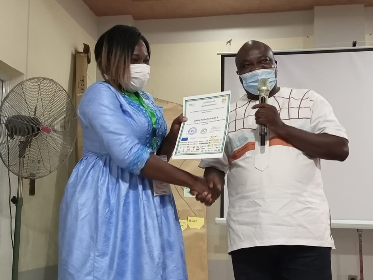 FORMATION SUR LA COMPETITIVITE DE LA FILIERE CAJOU AFRICAIN : 14 experts béninois qualifiés reçoivent leurs parchemins . Le représentant pays du projet Pro-cashew Issiakou Moussa félicité