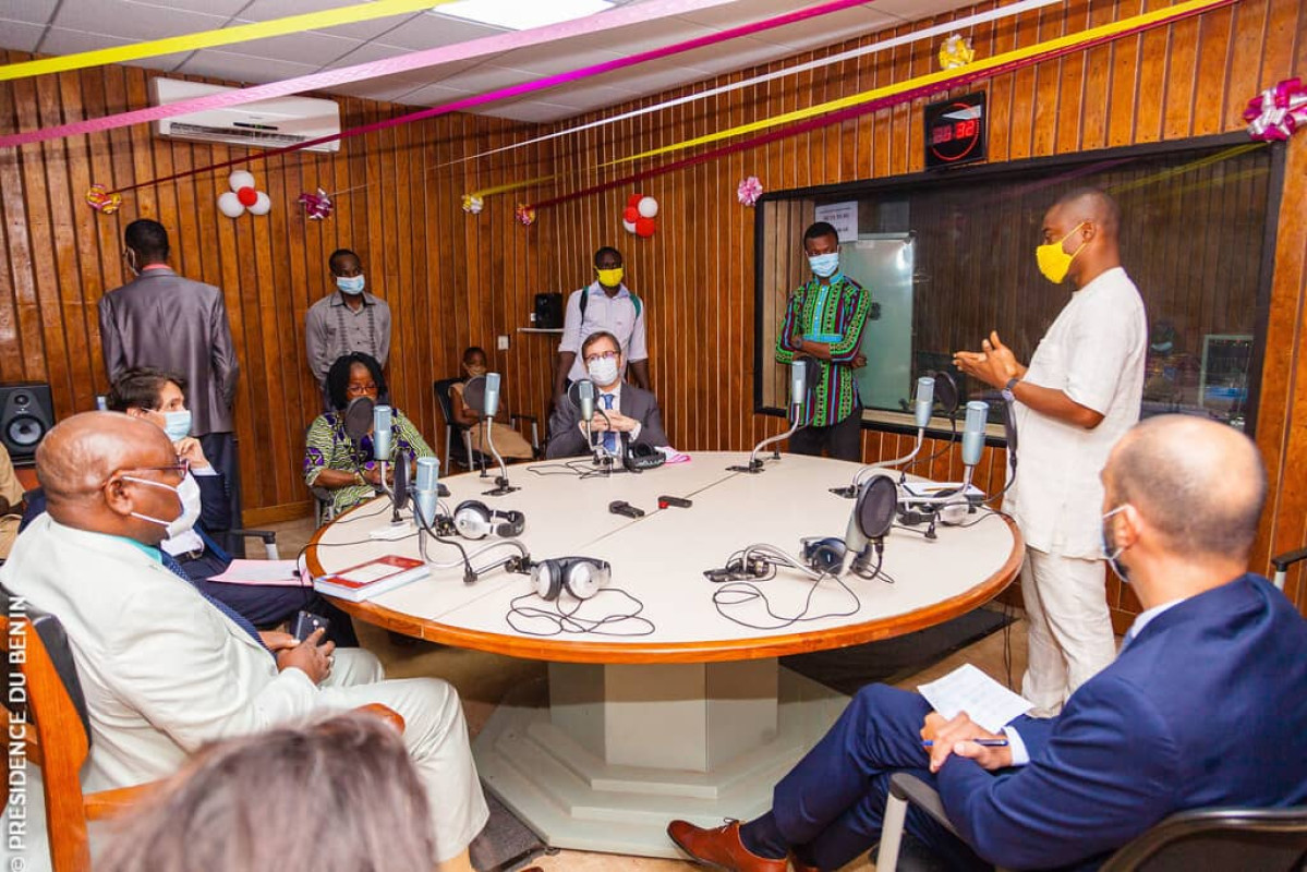 VISITE À LA RADIO SCOLAIRE ÉDUCATIVE DU BÉNIN DANS LE CADRE DE LA LUTTE CONTRE LE CORONAVIRUS : Le soutien de l’ambassade de France et l’Afd aux programmes éducatifs