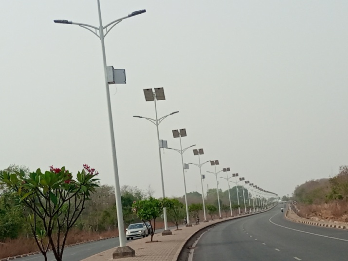 INCIVISME À PARAKOU : Des individus s’en prennent aux panneaux solaires des grandes artères . Les autorités fortement interpellées par les populations