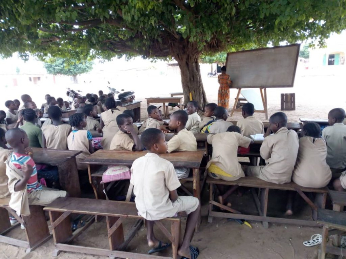 MANQUE CRIANT DE SALLES DE CLASSE DANS LES ECOLES DE PARAKOU : Des écoliers de l’Epp Kpérou-Guéra sous les arbres