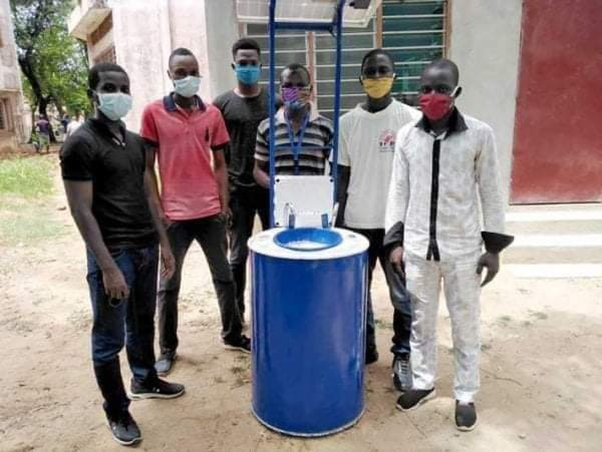 INVENTION D’UN DISPOSITIF AUTOMATIQUE DE LAVAGE DES MAINS : Des étudiants de la Fast de l’Uac innovent . Une initiative qui mérite l’accompagnement du gouvernement