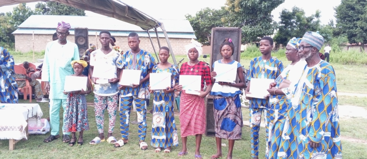 RETROUVAILLES DES ÓMÓN ÍLÉ BABA TINRÁ À TCHAOUROU : L’union et la fraternité renforcées . Alpha Mim, l’artiste qui a agrémenté la fête
