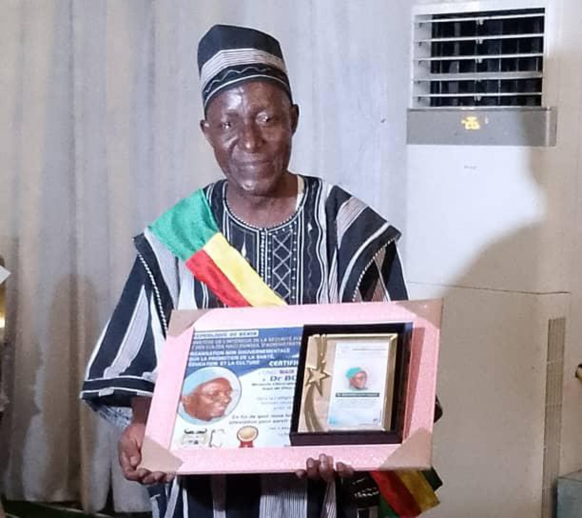 BÉNIN/APRÈS 35 ANS DE SERVICE À SAUVER DES VIES : Dr Alassan Boukari Kadiri décoré par l’Ong Main de Dieu