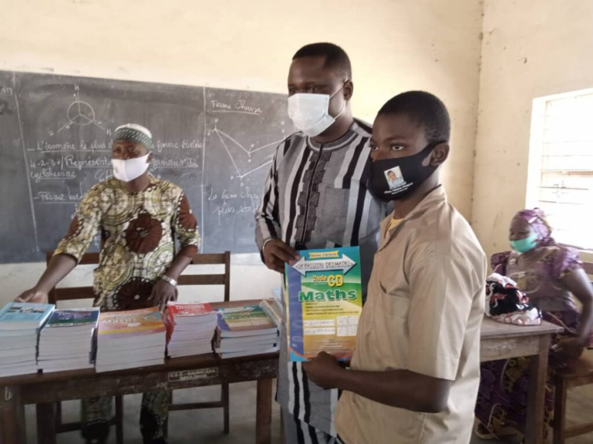 DONS D’OUVRAGES DIDACTIQUES AUX APPRENANTS DU CEG BANIKOARA : Le maire Sarako Tamou félicité par la Ddestfp de l’Alibori
