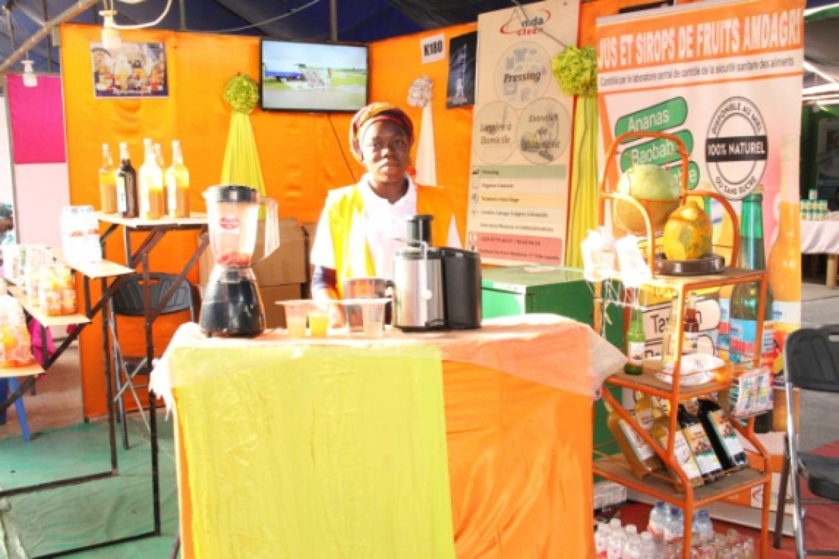POUR L&rsquo;ACHAT DES JUS DE FRUITS ET SIROPS A LA FOIRE DE PARAKOU : Le stand K180 de la société Amdagri pour vous servir
