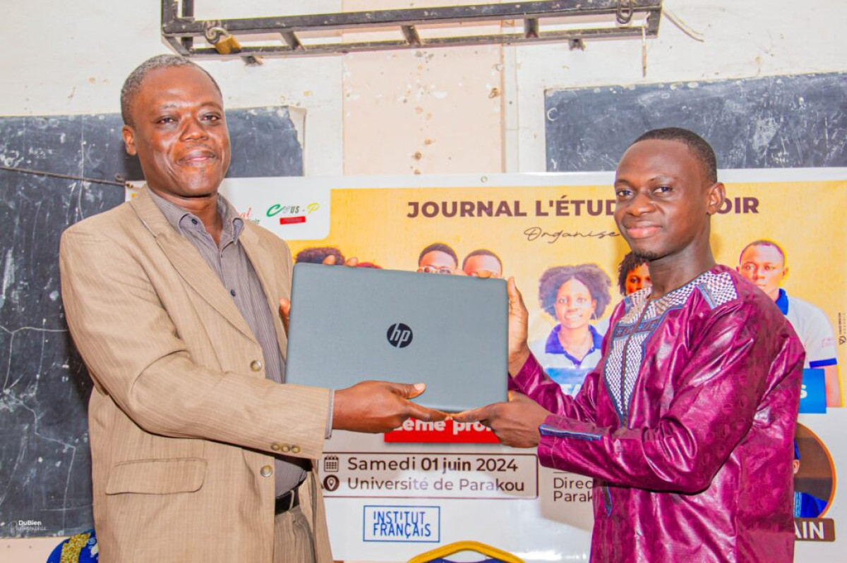 REMISE D&rsquo;ATTESTATIONS AUX STAGIAIRES DE LA 2E PROMOTION DU JOURNAL L&rsquo;ÉTUDIANT NOIR : Le parrain Habib Soumanou fait don d&rsquo;un ordinateur