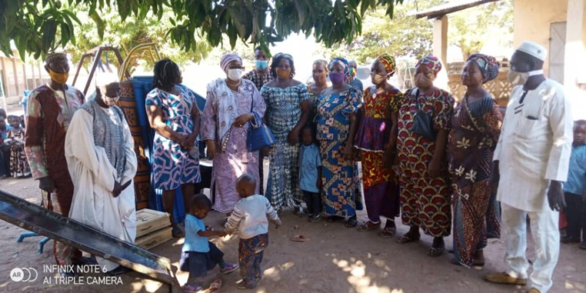 KANDI/ GRÂCE À L’UFEC-2ABCD, Zinatou Alazi Osseini fait don de matériels didactiques à l’école Saka Boukoukinnin