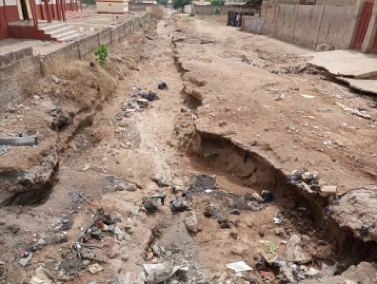 MAUVAISE EXÉCUTION DES TRAVAUX D&rsquo;ASPHALTAGE AU QUARTIER ZONGO DE PARAKOU : Le rêve de Talon brisé . À peine une pluie et les maisons inaccessibles . Quid de la mission de contrôle ?