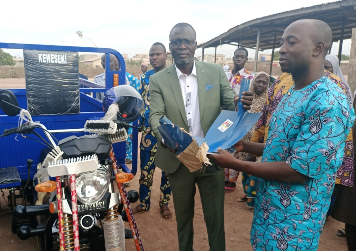 PARAKOU/ASSAINISSEMENT DU CADRE DE VIE DE DOKPAROU : Inoussa Zimé Chabi dote l’association des jeunes d’un tricycle