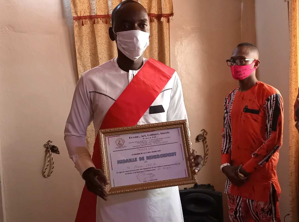 POUR SA PROMOTION DU SPORT ET DE LA CULTURE DANS LE BORGOU : L’Ong Pacs distingue le directeur du stade de Parakou Simin Lafia