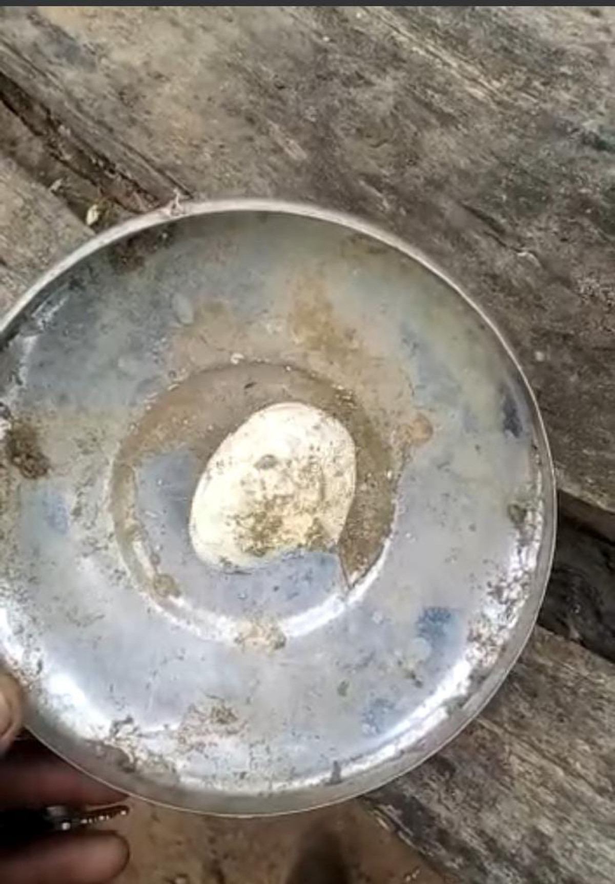 INSOLITE A NIKKI : Une femme accouche un objet à l’image d’un caillou