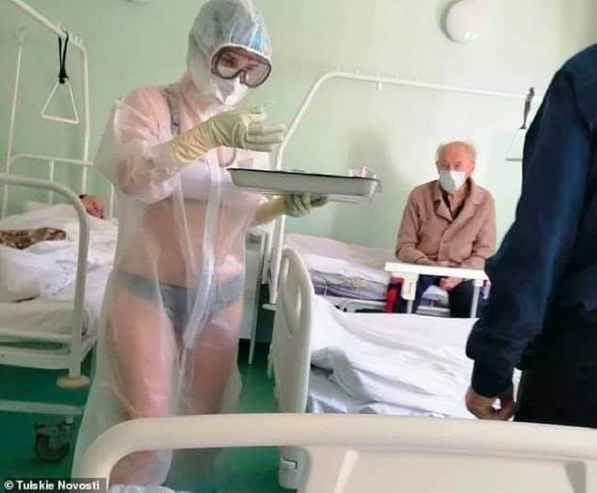 RUSSIE/POUR AVOIR TRAVAILLÉ AVEC UNE BLOUSE TRANSPARENTE, : Une infirmière sanctionnée