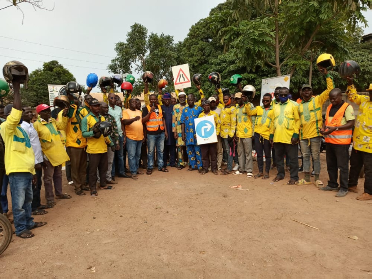 OBTENTION DU PERMIS A2 ET PORT DE CASQUES : Après Djougou, le Cnsr Zone Nord sensibilise les conducteurs de taxis-motos de Parakou