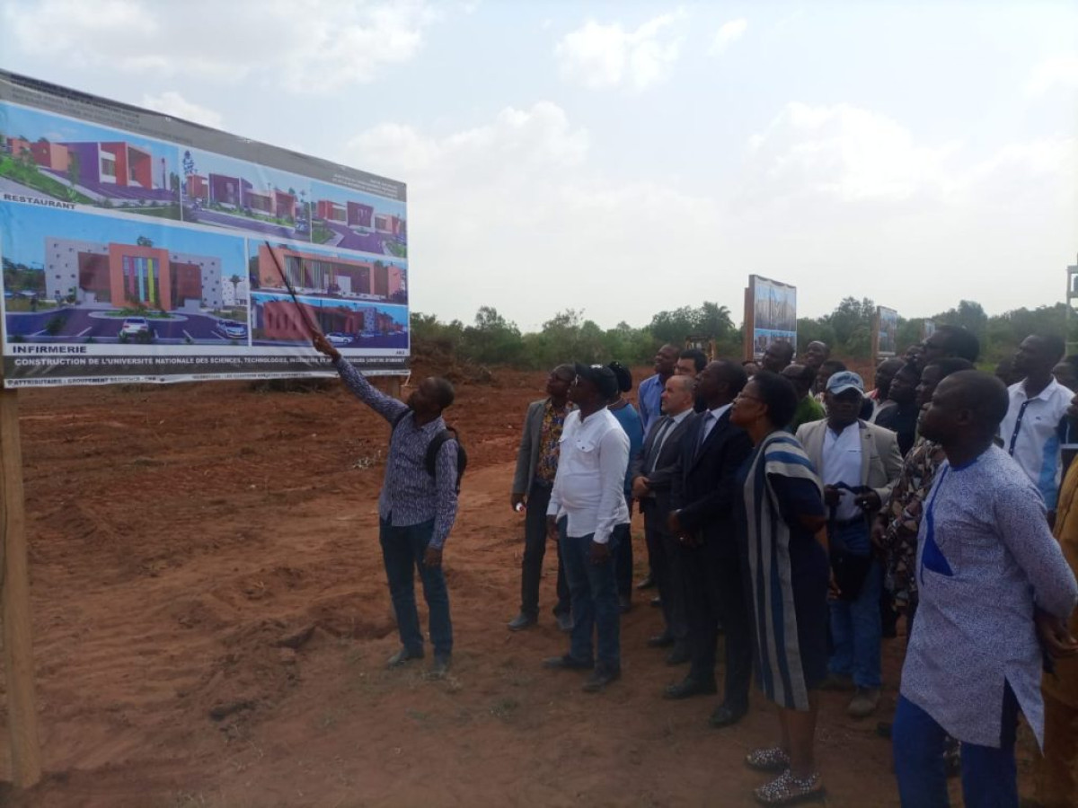 ENSEIGNEMENT SUPÉRIEUR/CONSTRUCTION DES INFRASTRUCTURES DE L’UNSTIM D’ABOMEY : La ministre Eléonore Yayi remet le site à l’entreprise