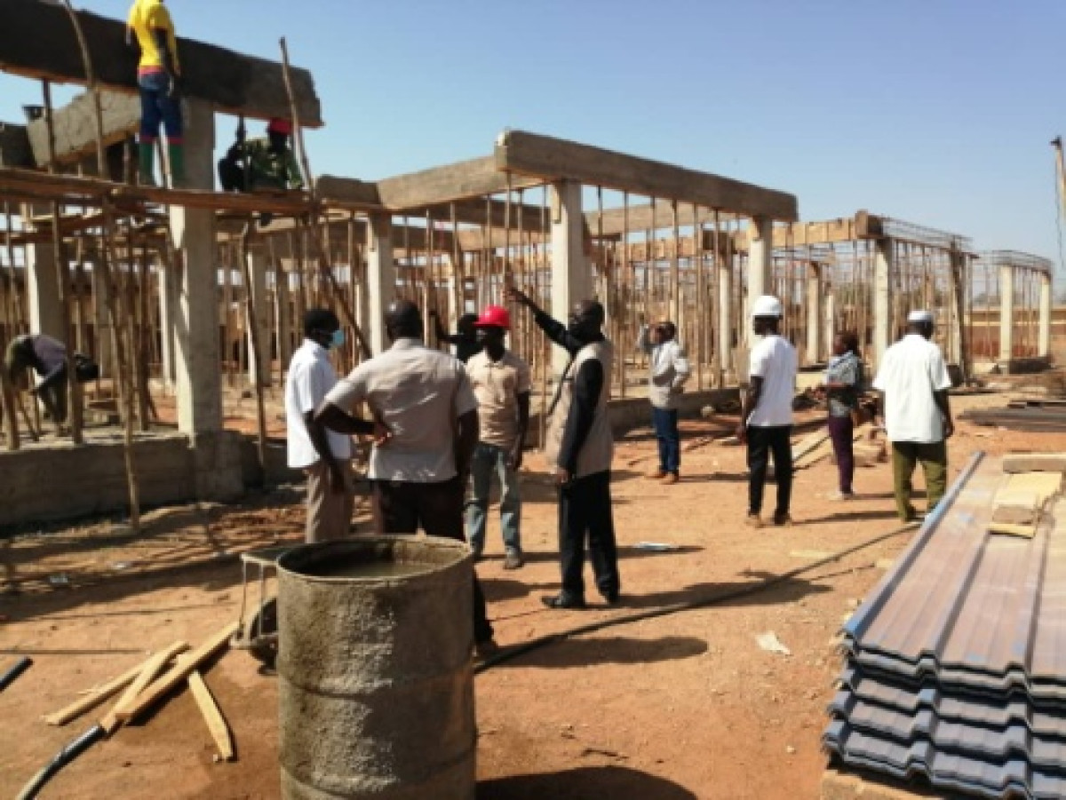 CONSTRUCTION DU MARCHE CENTRAL DE PEHUNCO : Le maire Orou Maré s’imprègne de l’évolution des travaux