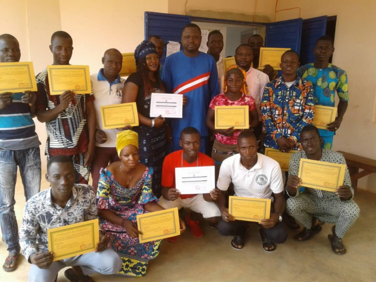 REMISE D’ATTESTATION DE FIN DE FORMATION A BANIKOARA : Bio Sarako Tamou fait du numérique une priorité . 21 jeunes reçoivent leurs parchemins