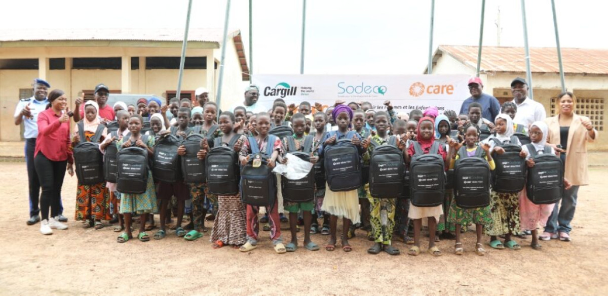 MAINTIEN DES ENFANTS À L’ÉCOLE DANS LES COMMUNES DE PÉHUNCO ET DJOUGOU : Cargill, Sodéco et Care offrent des kits scolaires aux élèves