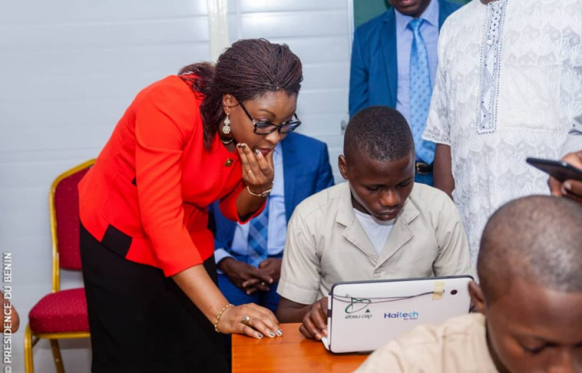 INTÉGRATION DU NUMÉRIQUE DANS L’APPRENTISSAGE SCOLAIRE : Aurélie Soule Zoumarou inaugure la salle informatique du Ceg1 Allada