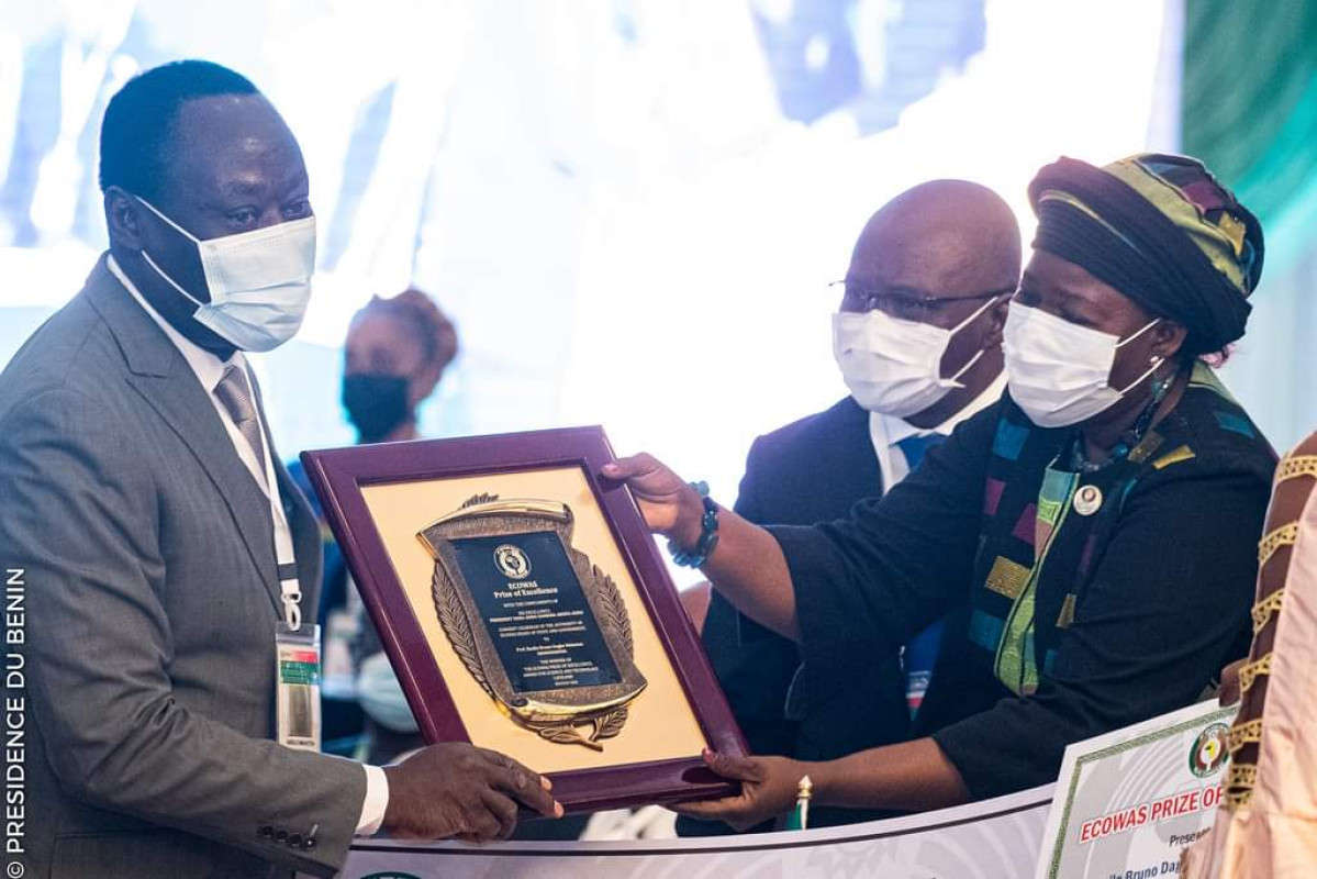 PRIX DE L&rsquo;EXCELLENCE 2020 DE LA CEDEAO : Le Prof Basile Kounouéwa honore le Bénin