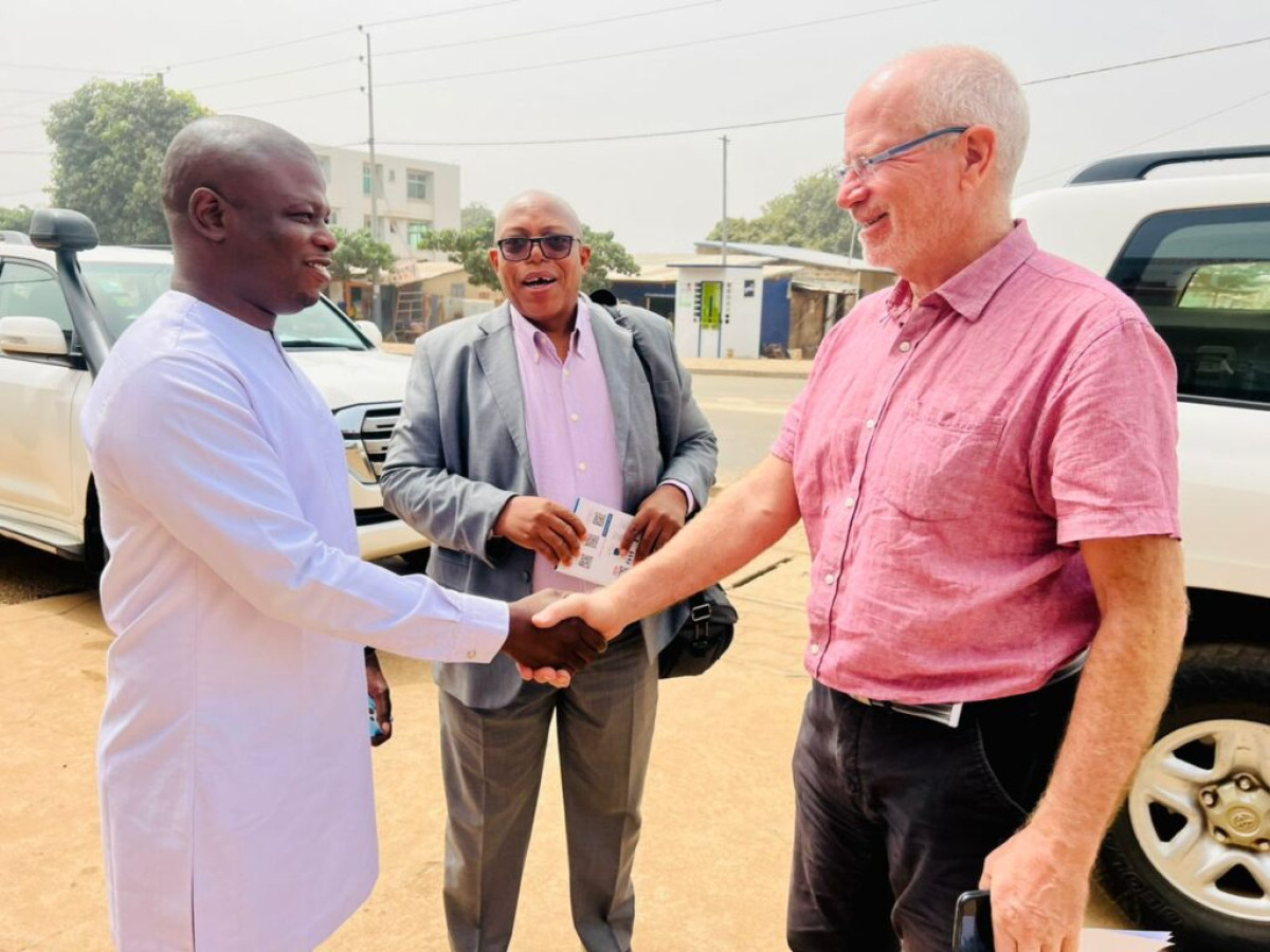 MÉDIAS AU BÉNIN : Robert Kerr de l’ambassade des États-Unis découvre Daabaaru