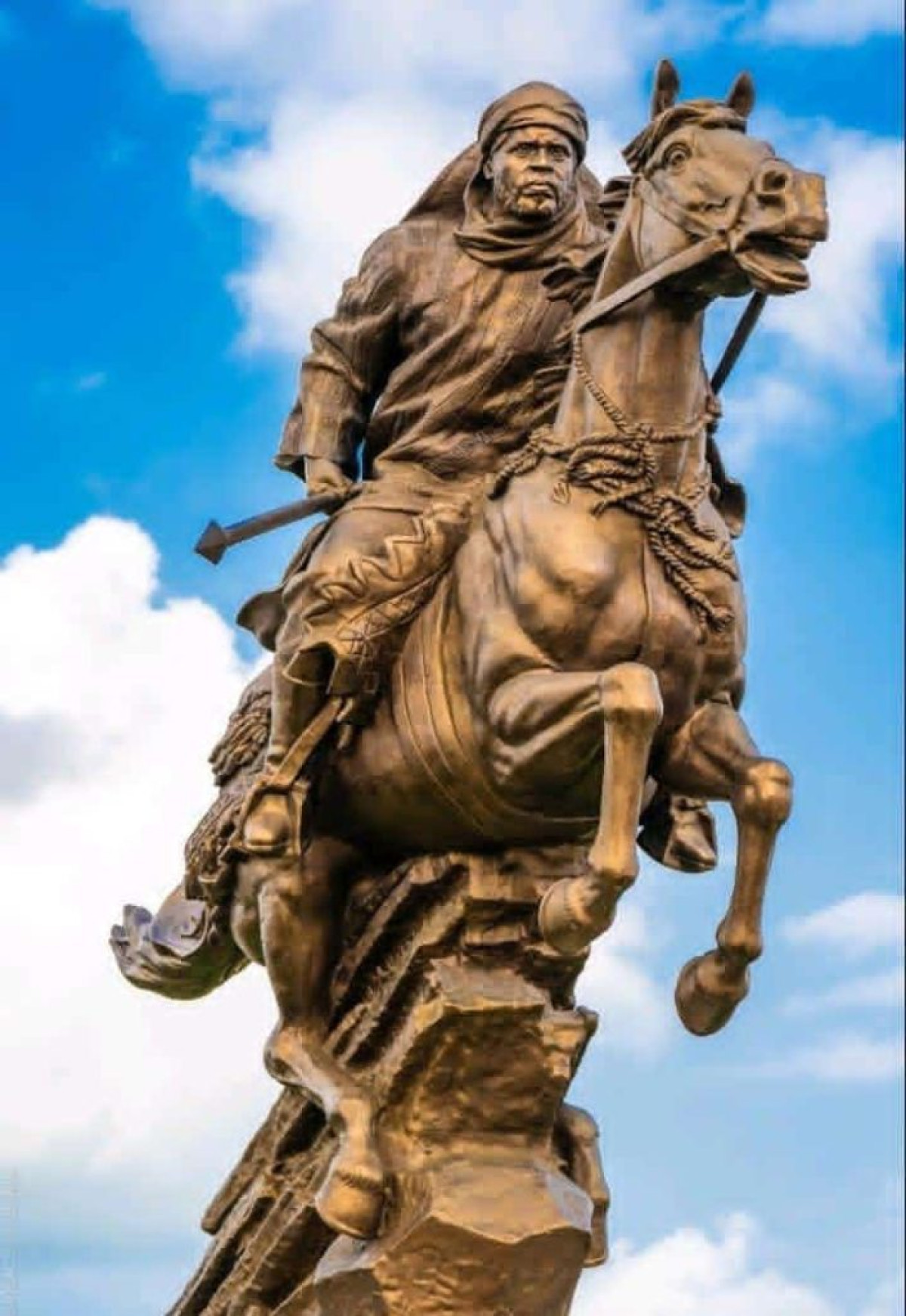 ÉRECTION DE LA STATUE DE BIO GUERRA A L’ENTRÉE DE L’AÉROPORT BERNARDIN CARDINAL GANTIN DE COTONOU : Belle action, mauvais emplacement !