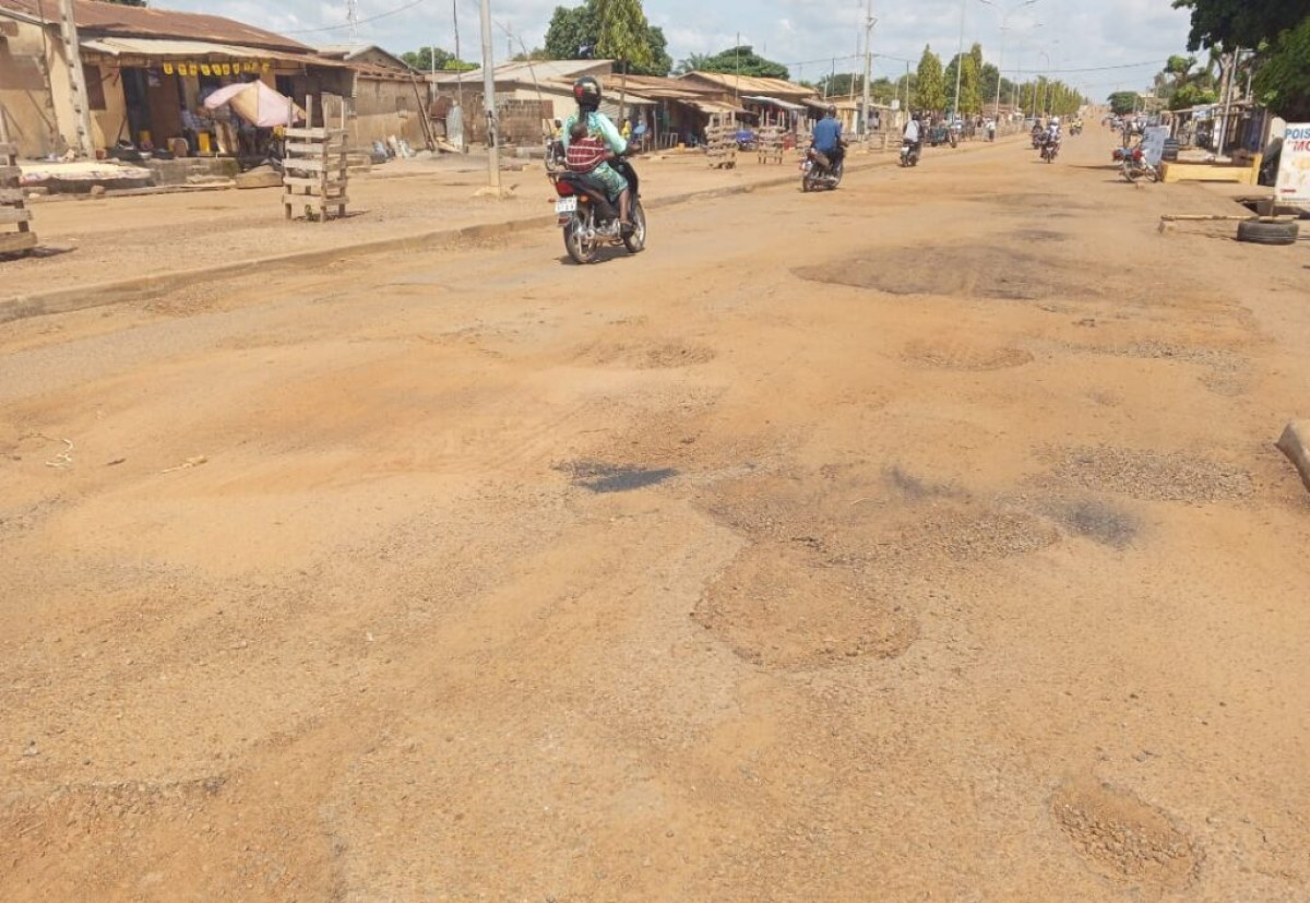 MALGRÉ LE CRI DE CŒUR DES POPULATIONS SUR SON ÉTAT DE DÉGRADATION TRÈS AVANCÉE : Le ’’goudron Yayi Boni’’ non pris en compte par le projet asphaltage . Faut-il lui changer de nom pour attirer le regard des autorités ?