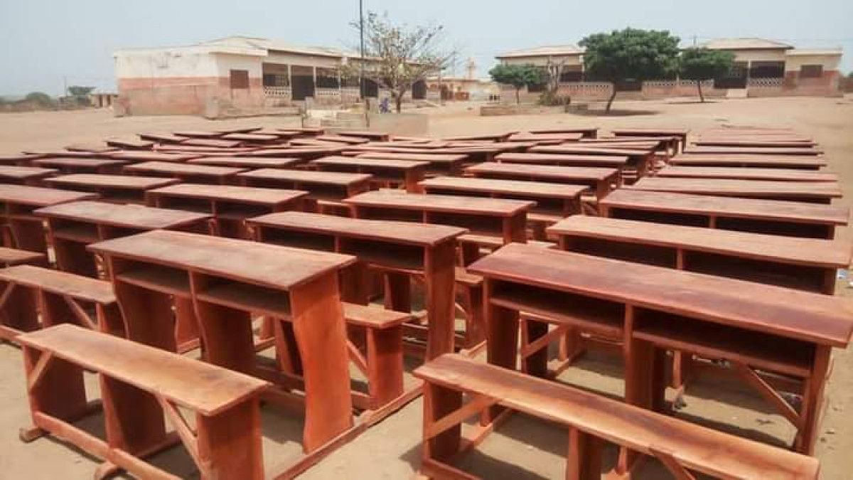 PARAKOU/EPP TIBONA : L’He Gbadamassi fait don de plus de 100 tables-bancs . Deux salles de classes réfectionnées