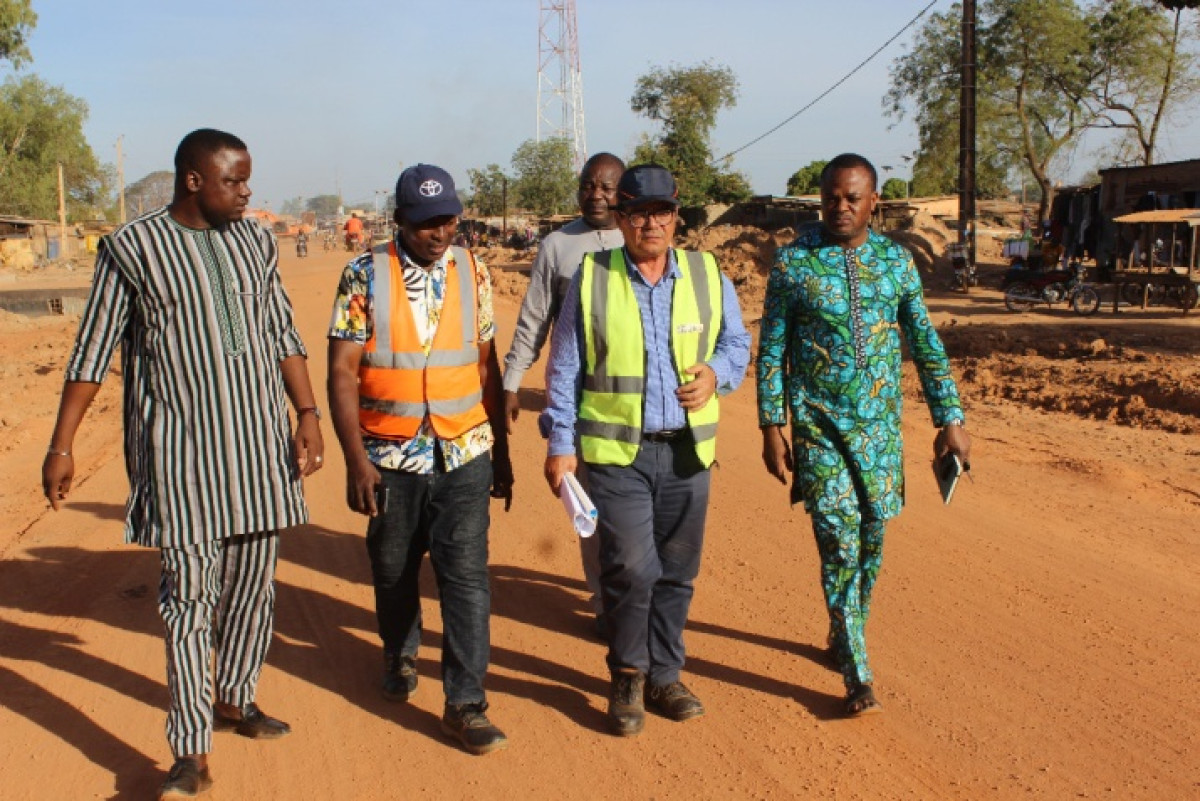 CONSTRUCTION DE LA ROUTE BANIKOARA-KÉRÉMOU-FRONTIÈRE BURKINA-FASO : Le maire Bio Sarako Tamou constate l’évolution des travaux