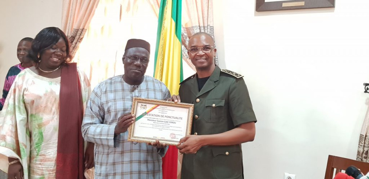 POUR SA PONCTUALITÉ LEGENDAIRE,  Le préfet Cissé distingue le maire Yorou