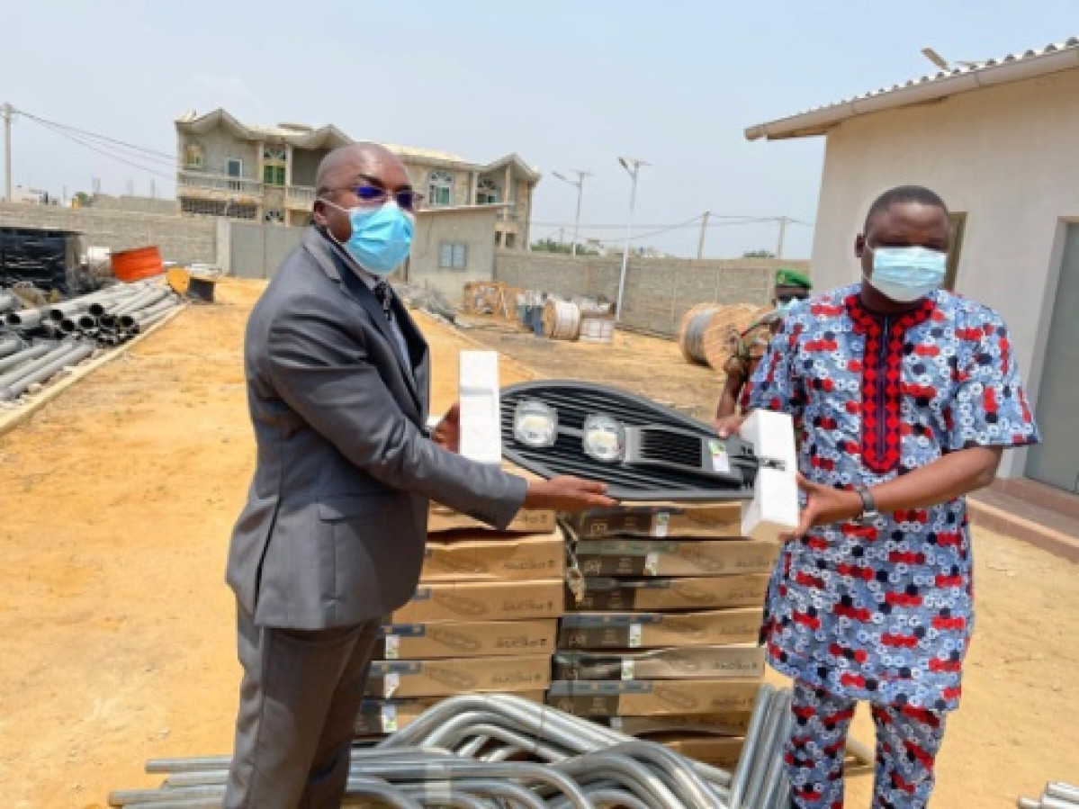 GRACE A L’ABERME : Le maire Sarako Tamou réceptionne 50 lampadaires pour Banikoara