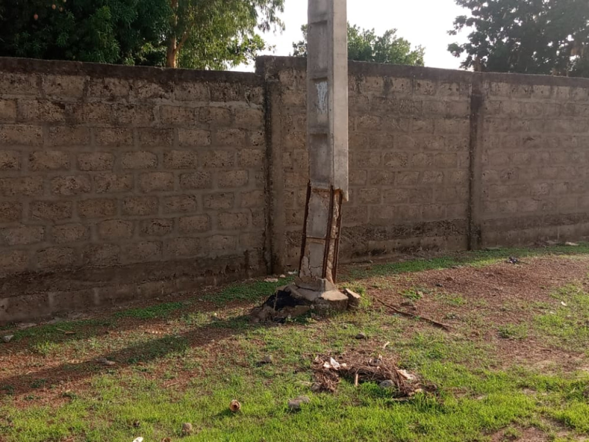 DJOUGOU/ENDOMMAGEMENT DU POTEAU ÉLECTRIQUE À L’ENTRÉE DU CEG PARTAGO. : Les usagers exposés à un vrai danger