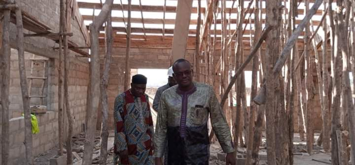 CONSTRUCTION DU CENTRE DE L&rsquo;EXCELLENCE SEPTENTRIONALE DE FOOTBALL DE N&rsquo;DALI : Le maire Daouda Méré en visite d&rsquo;inspection