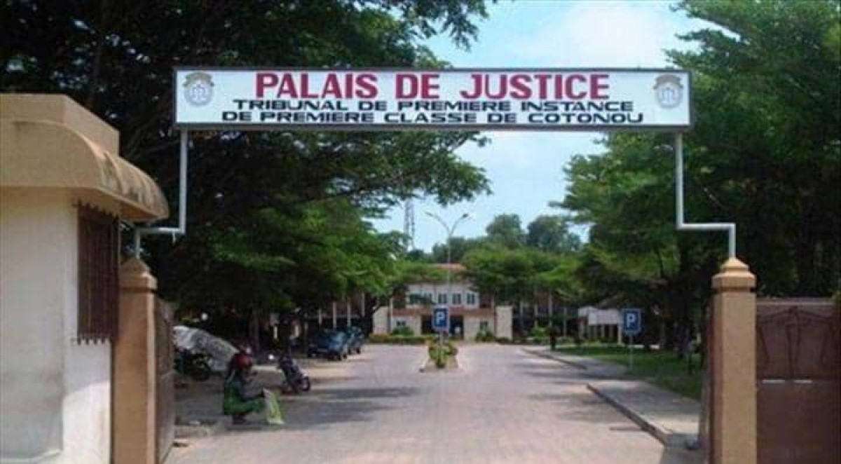 Pour vol de guirlandes: un jeune homme condamné à 12 mois de prison