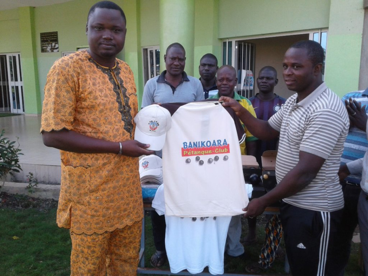 SPORT À BANIKOARA : Bio Sarako Tamou dote l’équipe de pétanque de la commune d’équipements
