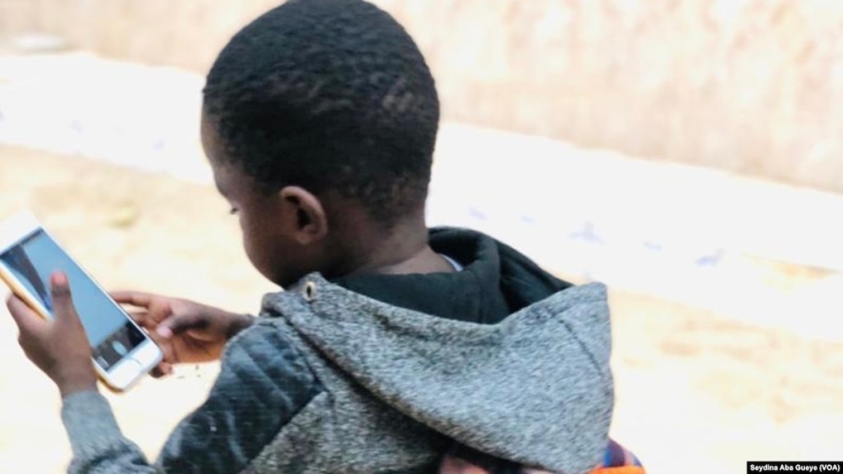 USAGE DU TÉLÉPHONE PAR LES MINEURS : Le plaisir qui expose les enfants aux vices