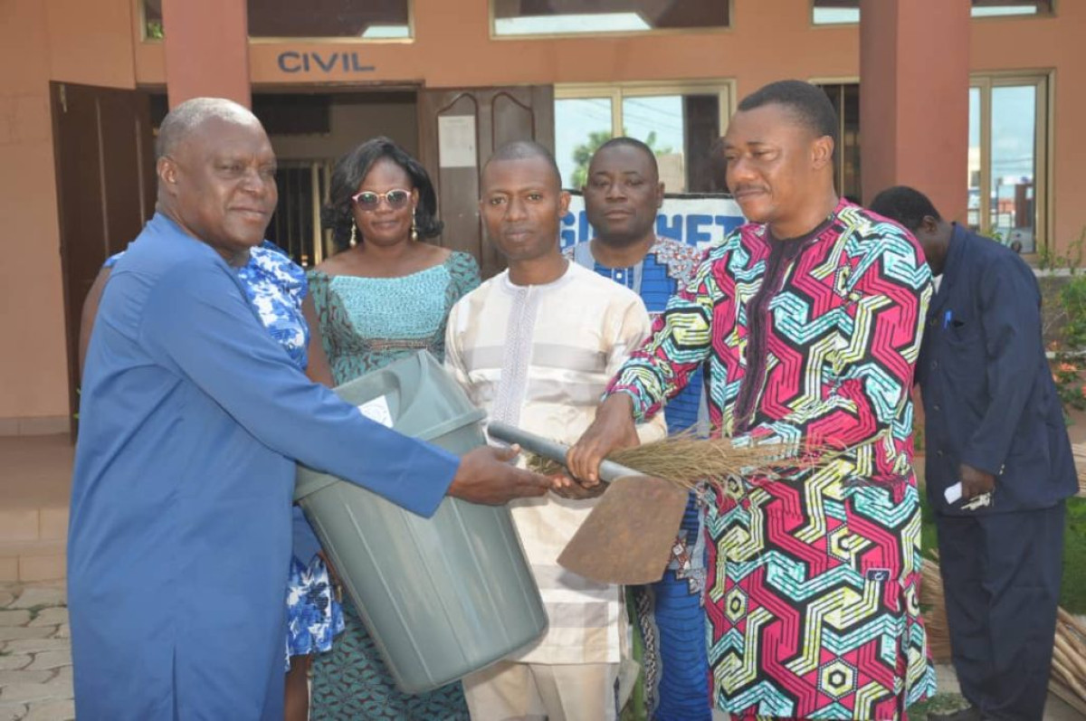 ASSAINISSEMENT DE LA VILLE DE ZOGBODOMEY : L’Ong Secours Vie fait don de matériels à la mairie