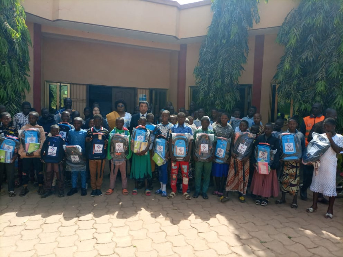 DISTINCTION DES 100 MEILLEURS ÉCOLIERS DE KÉROU AU CEP 2022 : La société Sinohydro promeut l’excellence en milieu scolaire